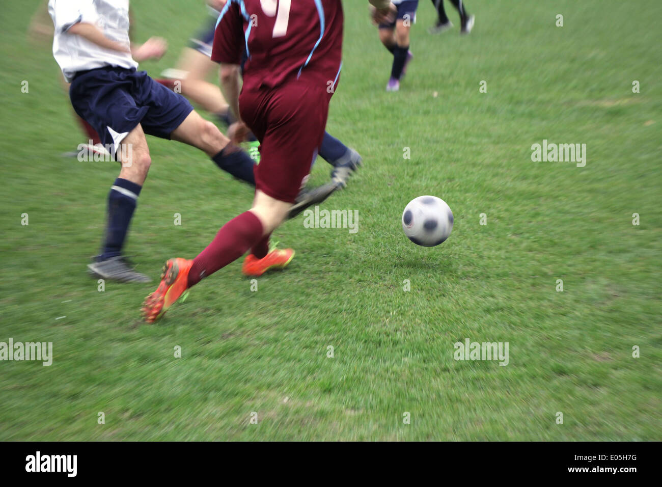 Soccer o football giocatori in azione sul campo Foto Stock