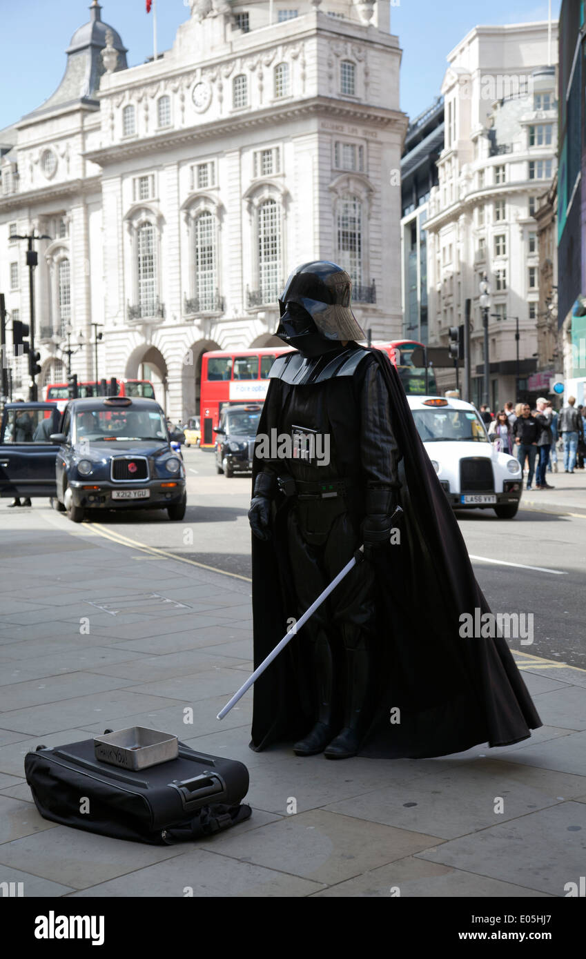 Darth Vader attore sulla Piccadilly Circus a Londra REGNO UNITO Foto Stock