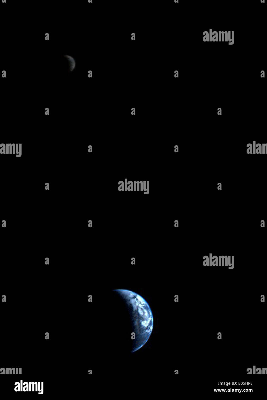 La prima fotografia della Terra e della Luna in un unico fotogramma è stata scattata nel 1977. Questa immagine storica della NASA ha fornito una nuova prospettiva sulla relazione tra i due corpi celesti. Foto Stock