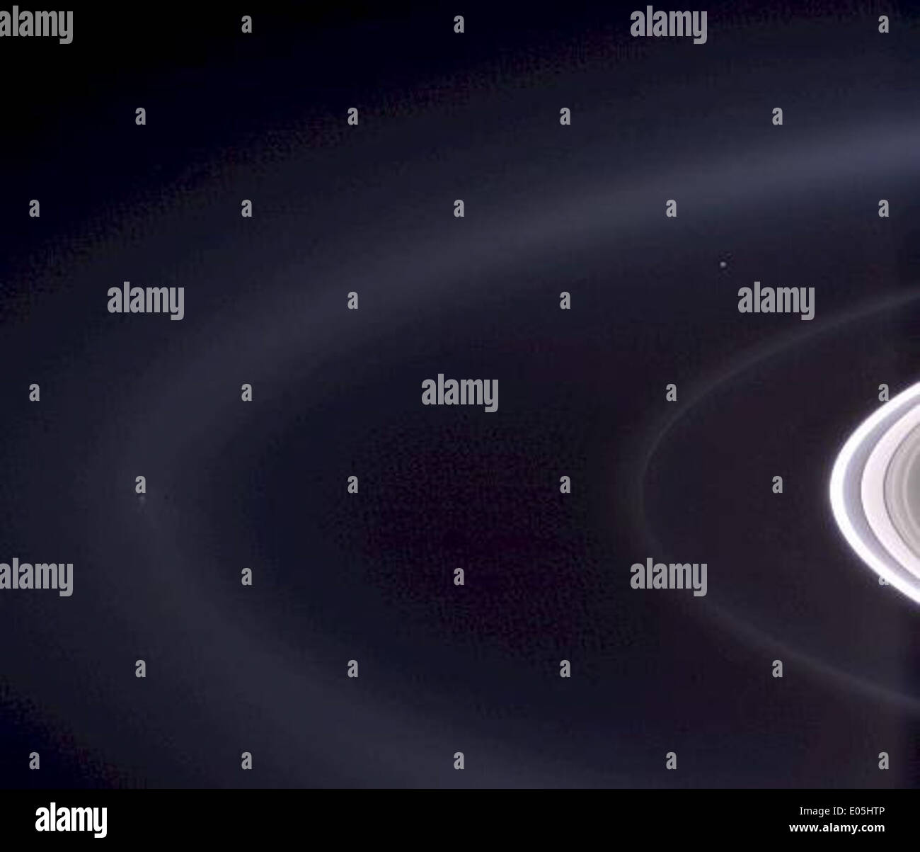 Questa sfera blu pallido, un riferimento alla Terra dallo spazio, rappresenta l'aspetto del pianeta visto da lontano, evidenziando la sua posizione unica nel sistema solare. Foto Stock