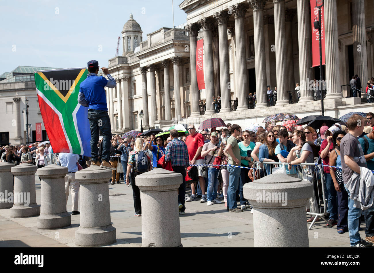 Persone di votare per il Sud Africana di elezione in attesa nelle code su Trafalgar Square in Sud Africa House 30 Aprile 2014 - London REGNO UNITO Foto Stock