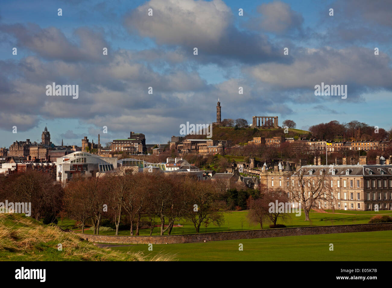 L'Holyrood Palace e la capitale scozzese da Holyrood Park, Edimburgo in Scozia, Regno Unito Foto Stock