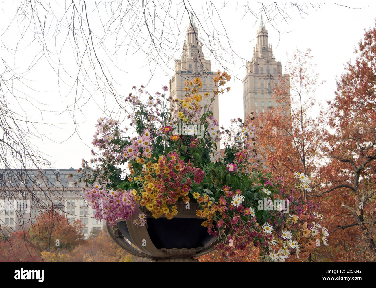 San Remo vista ponte di prua cadono fiori Central Park di New York City Foto Stock