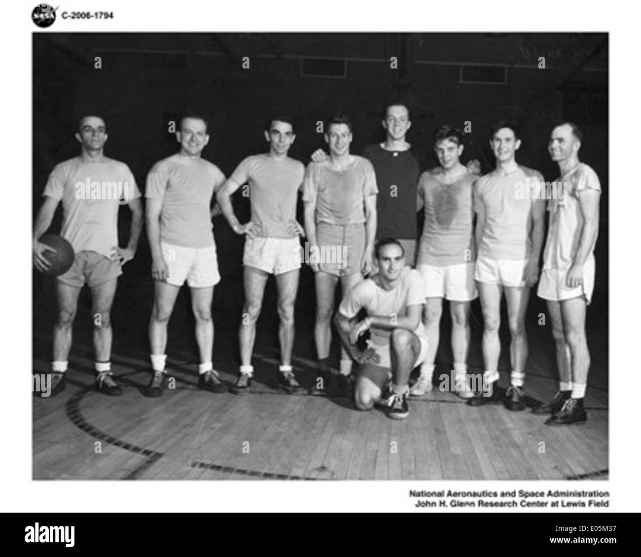 Il 1949 NACA Basketball Team, affiliato al Glenn Research Center della NASA, rappresenta un momento storico nei primi anni della NASA. Il NACA (National Advisory Committee for Aeronautics) ha svolto un ruolo chiave nello sviluppo della NASA. La squadra di basket riflette la cultura della NASA durante i suoi anni formativi e il suo legame con la più ampia storia americana dell'epoca. Foto Stock