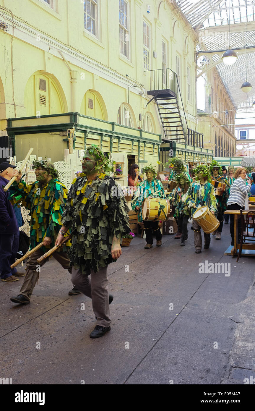 Bristol, Regno Unito. Il 3 maggio 2014. Morris uomini parade attraverso St Nicholas del mercato del credito: Rob Hawkins/Alamy Live News Foto Stock