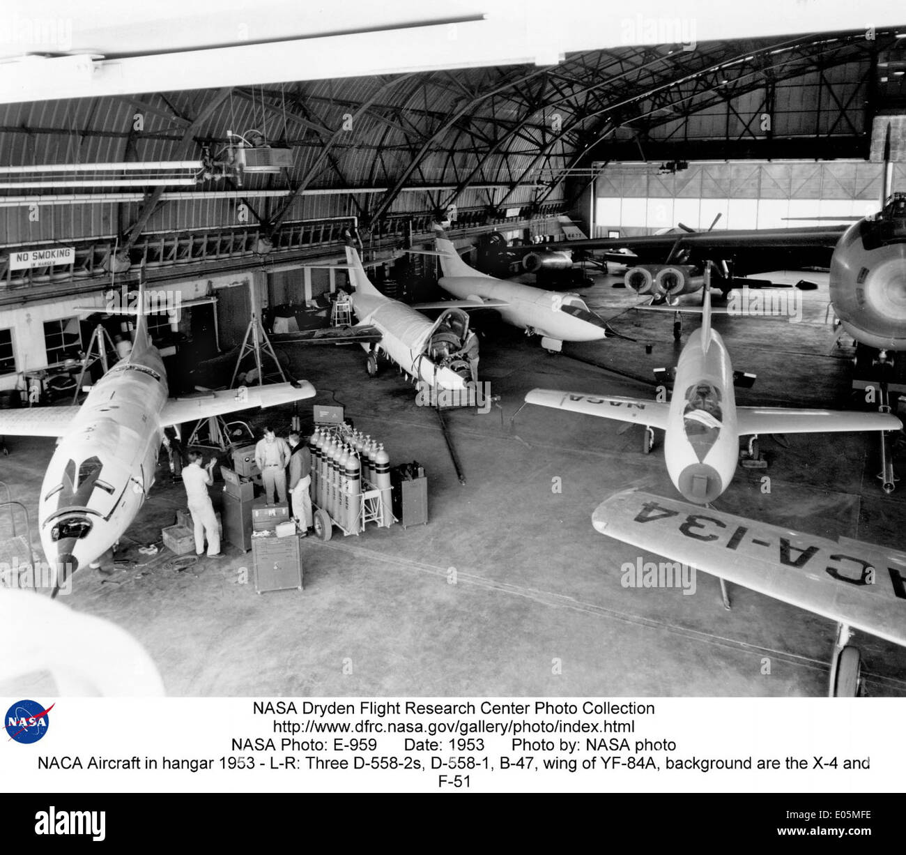 Nel 1953, diversi aerei furono ospitati in un hangar NACA, tra cui il D-558-2, il D-558-1, il B-47 e l'YF-84A. Questi aerei facevano parte dei primi sforzi di ricerca aeronautica del National Advisory Committee for Aeronautics (NACA), che precedette la NASA. Foto Stock