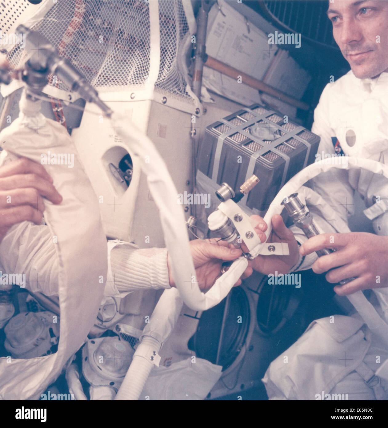 L'astronauta John Swigert è raffigurato con la cassetta postale durante la missione Apollo 13, accanto al Grumman Lunar Module. La missione Apollo 13, nota come "Houston, We Have a Problem", è stata fondamentale nel far avanzare l'esplorazione spaziale nonostante le sfide della missione. Foto Stock L'astronauta John Swigert è raffigurato con la cassetta postale durante la missione Apollo 13, accanto al Grumman Lunar Module. La missione Apollo 13, nota come "Houston, We Have a Problem", è stata fondamentale nel far avanzare l'esplorazione spaziale nonostante le sfide della missione. Foto Stock