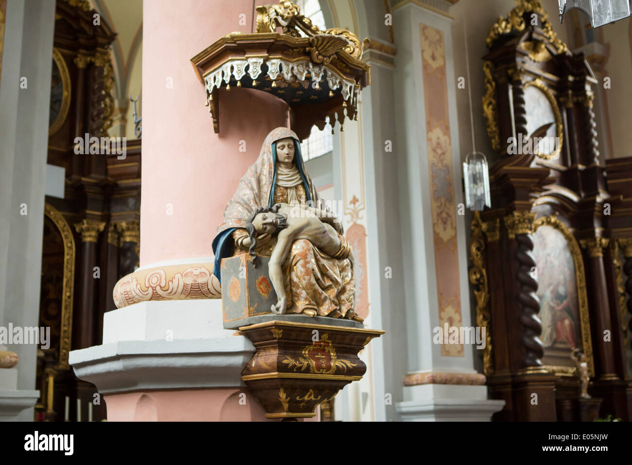 Interno del Saint Joseph della cattolica Chiesa Parrocchiale presso il villaggio storico di Beilstein. Scultura di Maria e Gesù. Foto Stock