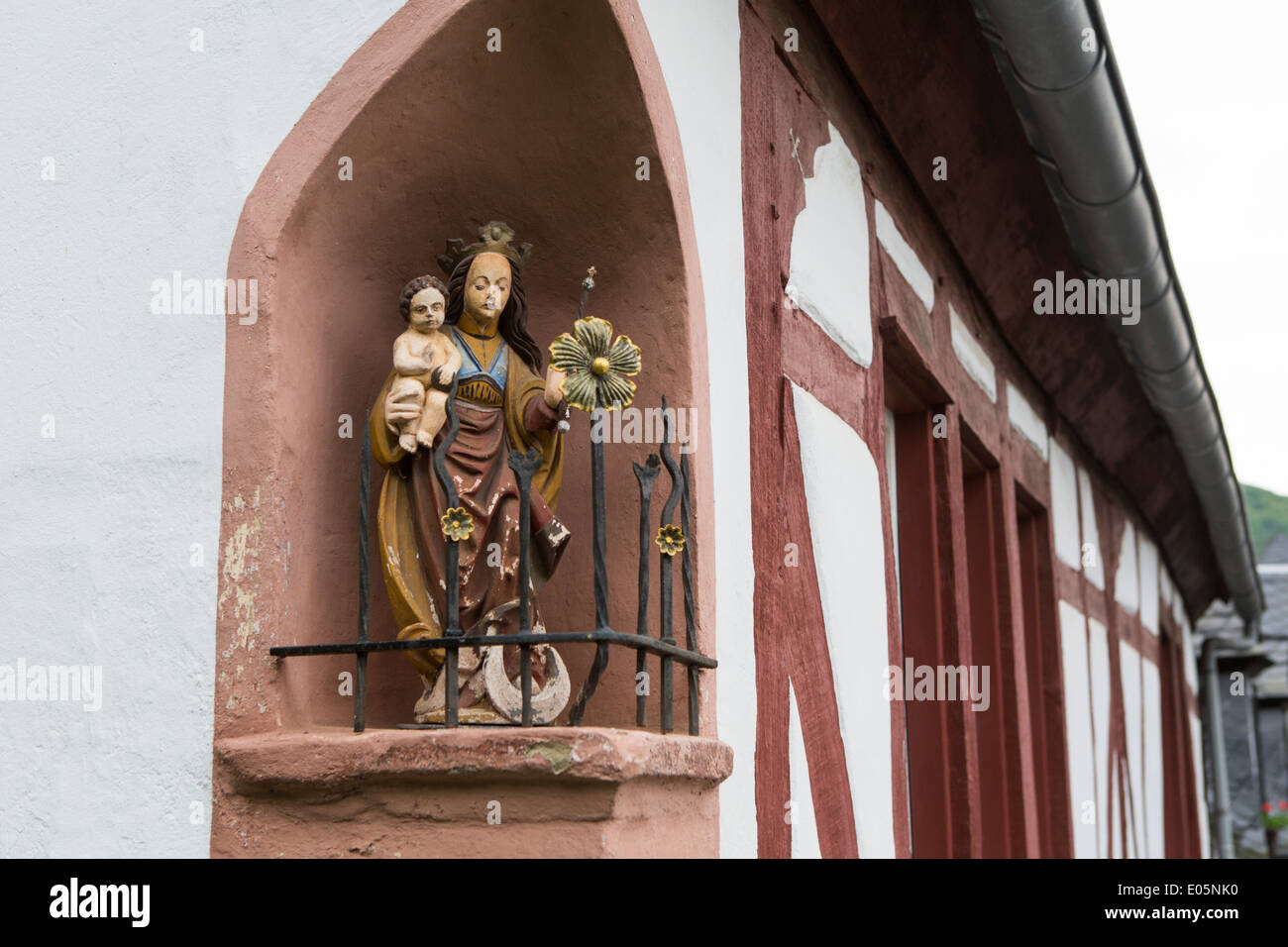 Piccola statua di Maria e di Gesù nella città di Beilstein lungo la Mosella in Germania Foto Stock