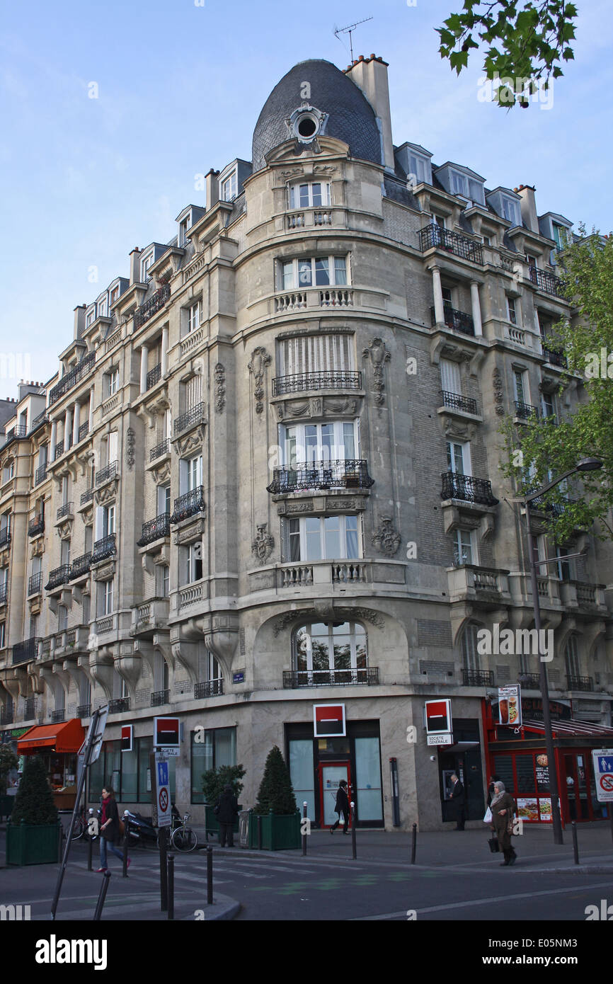 Parigi, sobborgo interno, blocco di appartamenti a negozi di cui sopra Foto Stock