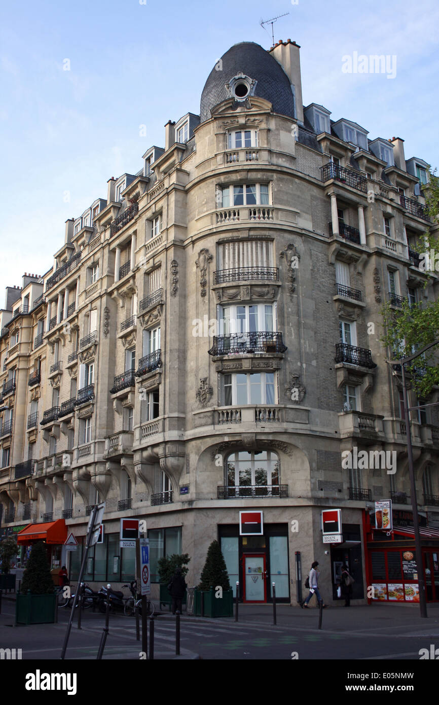 Parigi, sobborgo interno, blocco di appartamenti a negozi di cui sopra Foto Stock