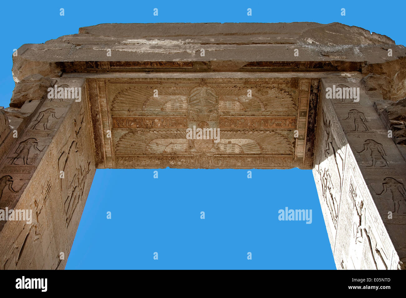 Ingresso al Dendera tempio complesso.il soffitto con il sacro scarabeo. Foto Stock