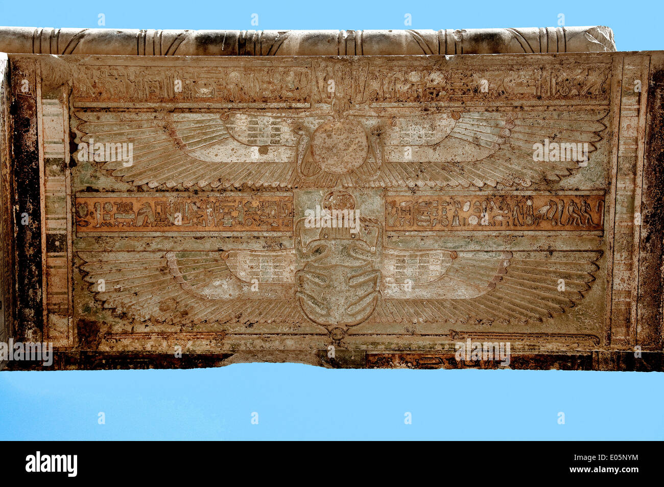 Ingresso al Dendera tempio complesso.il soffitto con il sacro scarabeo. Foto Stock