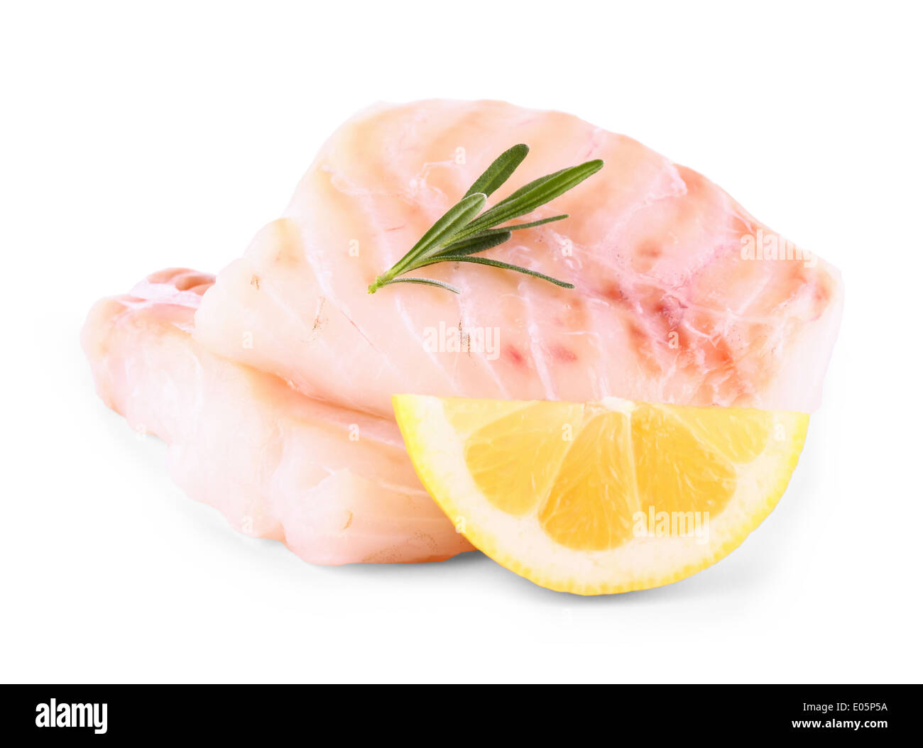 Merluzzo bianco Filetto di pesce con limone e rosmarino su bianco, isolato Foto Stock