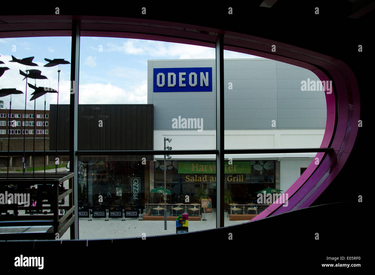 Cinema Odeon segno, Piazza Nuova West Bromwich West Midlands UK. Presa attraverso la finestra presso il Public Art Center. Foto Stock