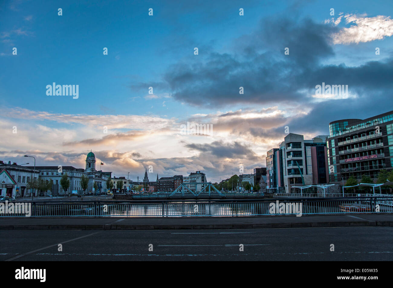 La città di Cork e architettura di un ponte stradale sul fiume Lee Foto Stock