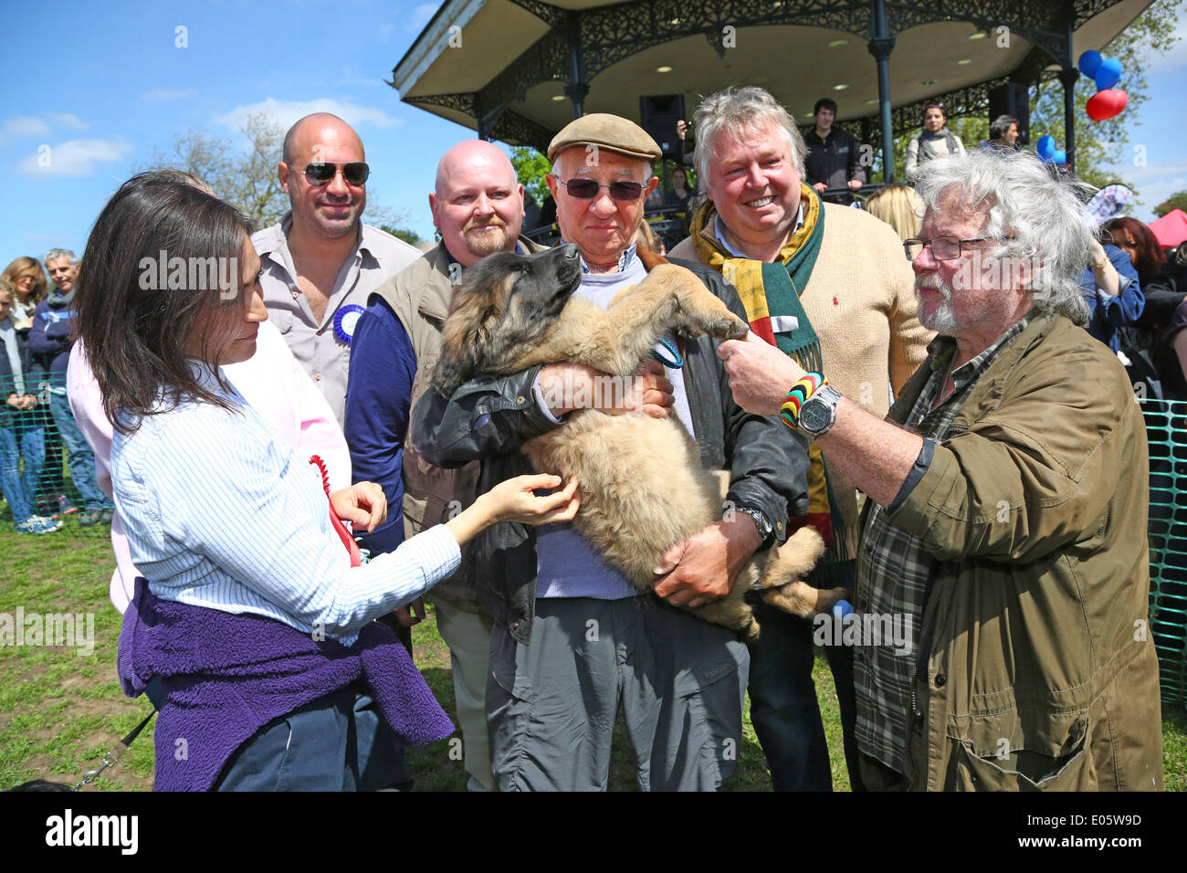 Londra, Regno Unito. Il 3 maggio 2014. Vincitore del cucciolo più bello della concorrenza, Nelson il Leonberger cucciolo con (L-R) Georgia Slowe, Marc Abramo, Richard Gentry (Constabulary Manager di Hampstead Heath), Nelsons proprietario, Nick Ferrari e Bill Oddie a tutti i cani la materia, grande Hampstead corteccia Off 2014, Londra Credito: Paul Brown/Alamy Live News Foto Stock