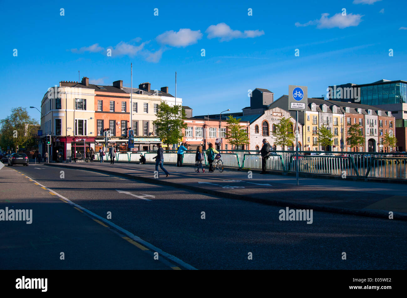 La città di Cork e architettura di un ponte stradale sul fiume Lee Foto Stock