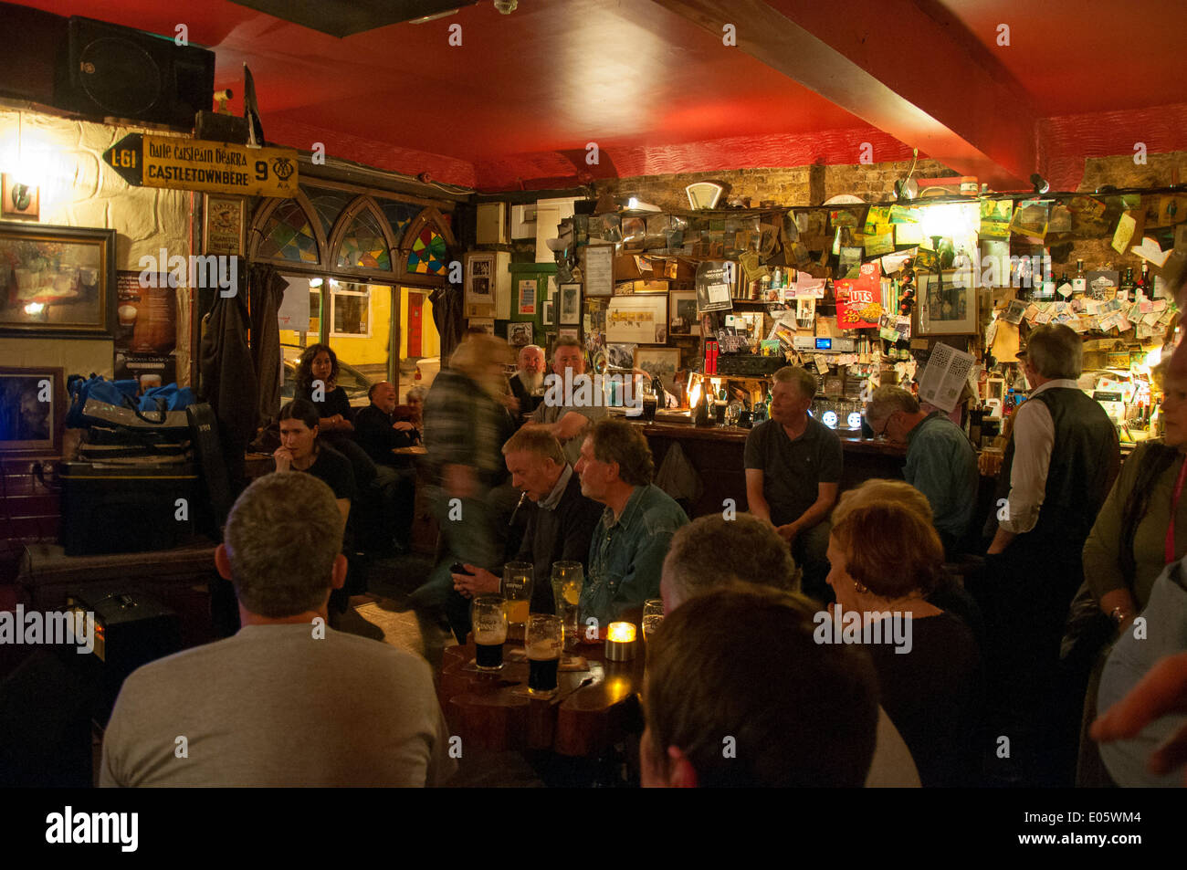 I clienti in Corner House bar nella città di Cork in Irlanda ascoltare musica dal vivo in serata serale Foto Stock