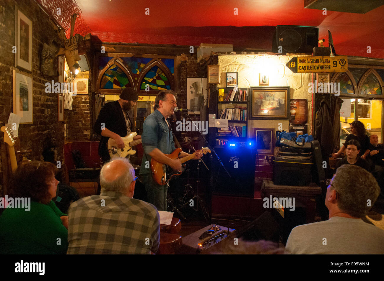 I clienti in Corner House bar nella città di Cork in Irlanda ascoltare musica dal vivo Foto Stock
