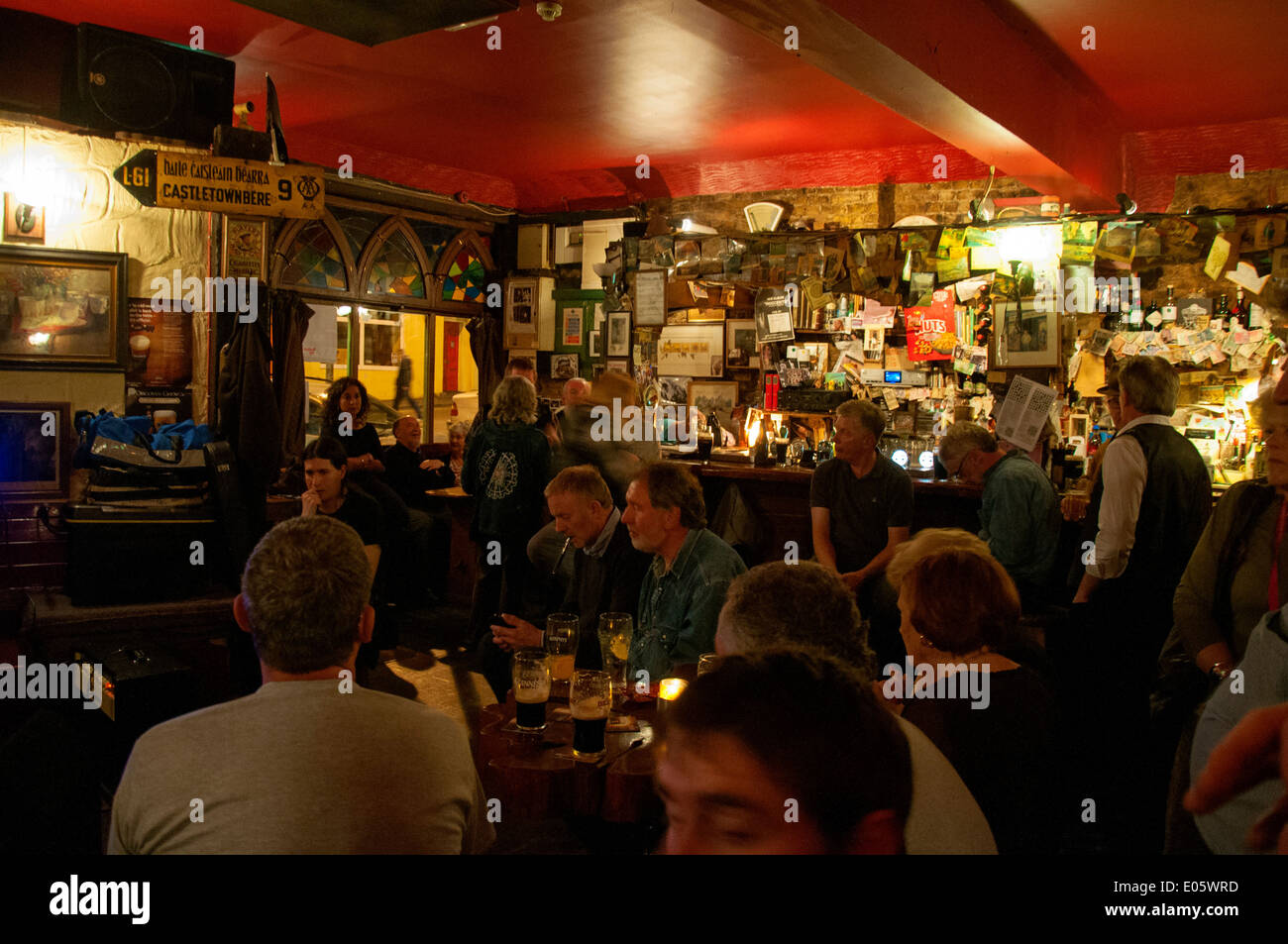 I clienti in Corner House bar nella città di Cork in Irlanda durante la notte sera Foto Stock