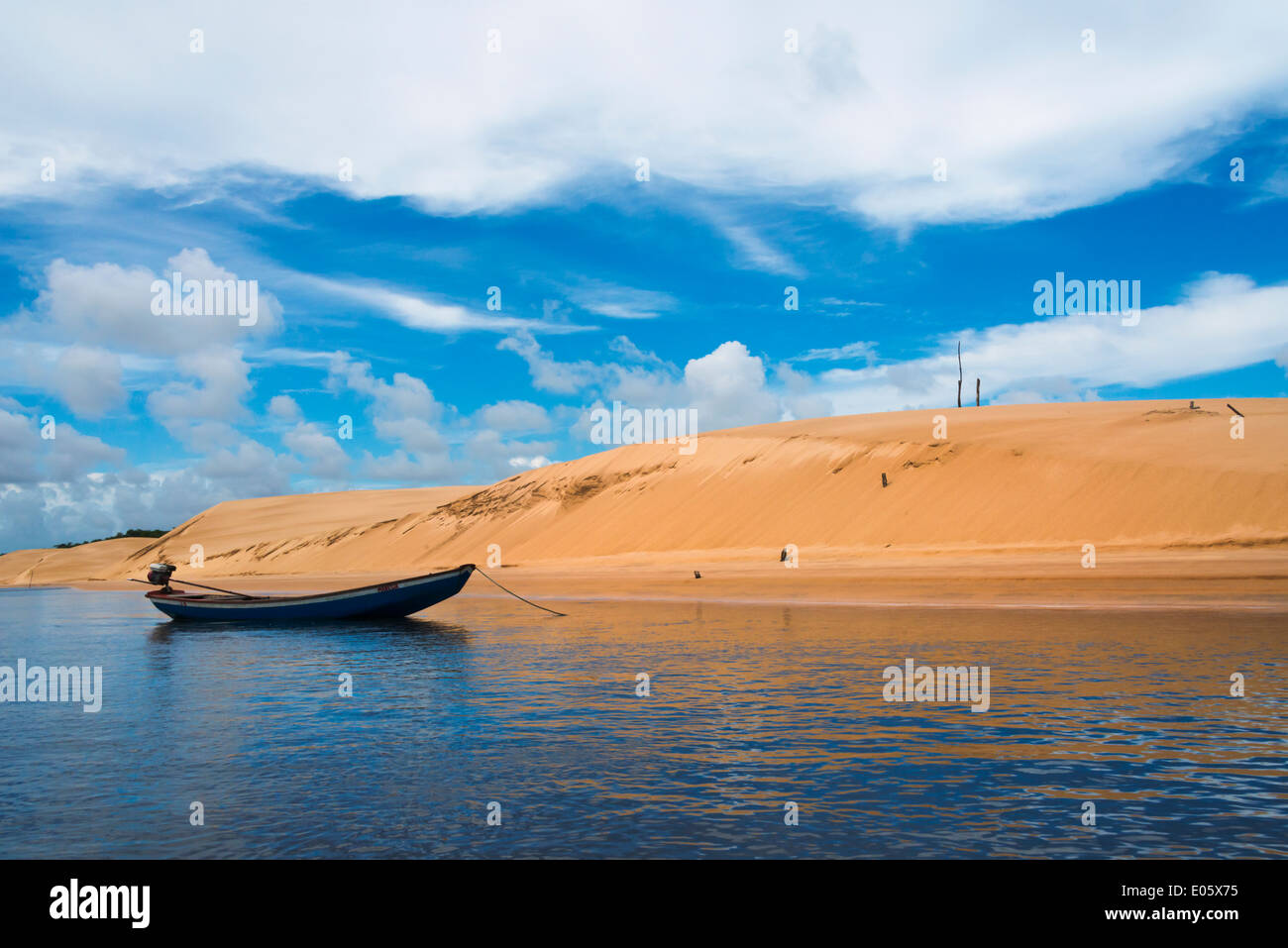 Barca e dune di sabbia lungo il fiume Preguicas, Stato di Maranhao, Brasile Foto Stock