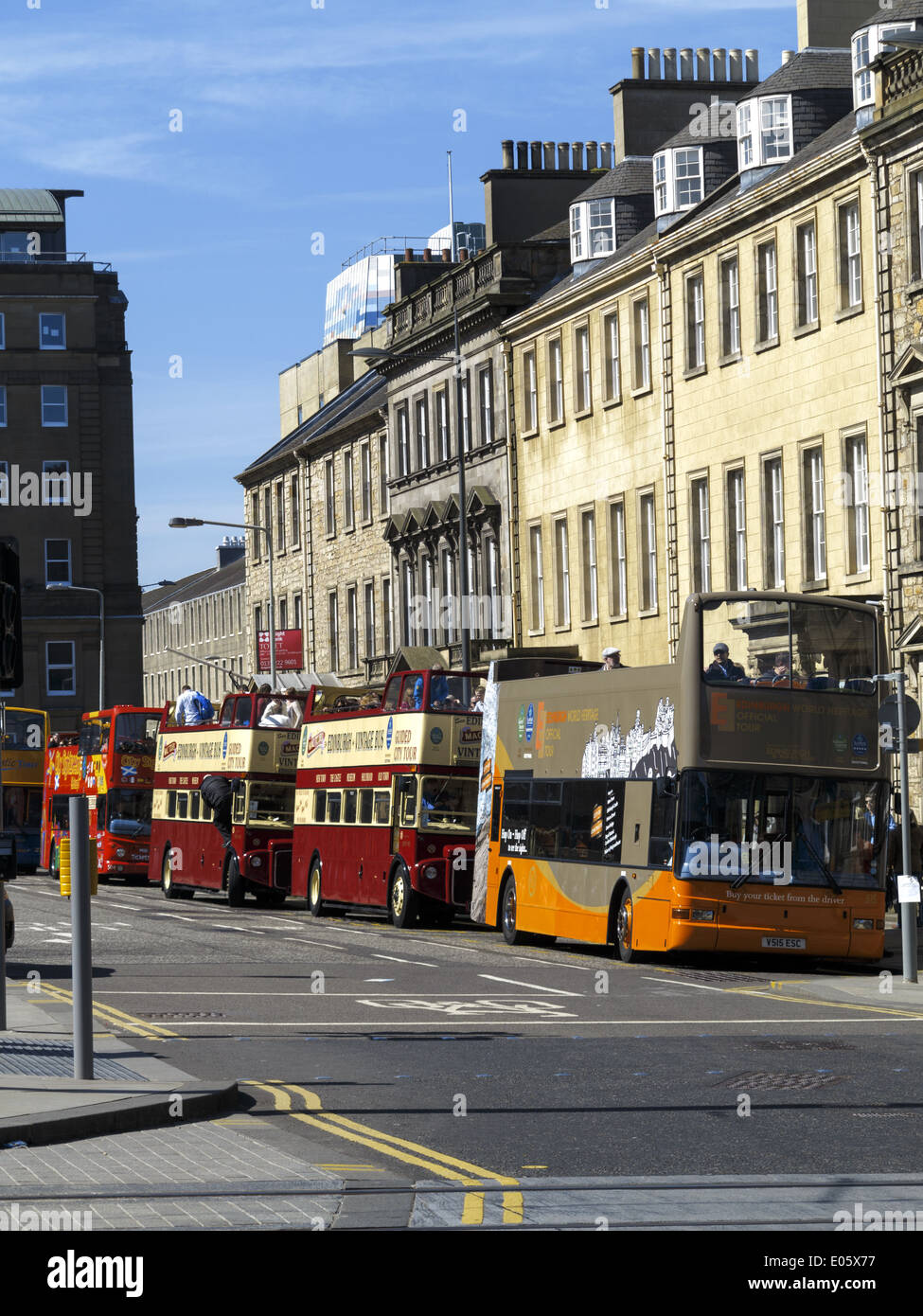 A sommità aperta autobus turistico a St Andrew Square Edimburgo in Scozia Foto Stock
