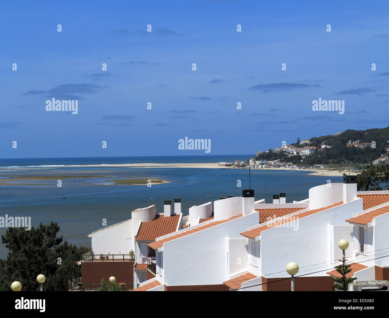 Vista sui tetti e Obidos Lagoon a Foz do Arelho Portogallo Foto Stock