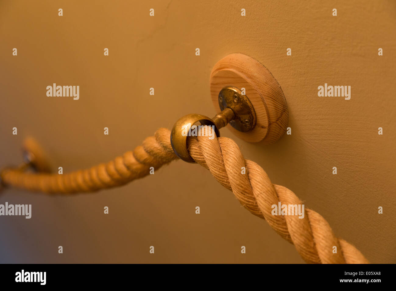 Una scala di corda bannister in un nautically themed house Foto Stock