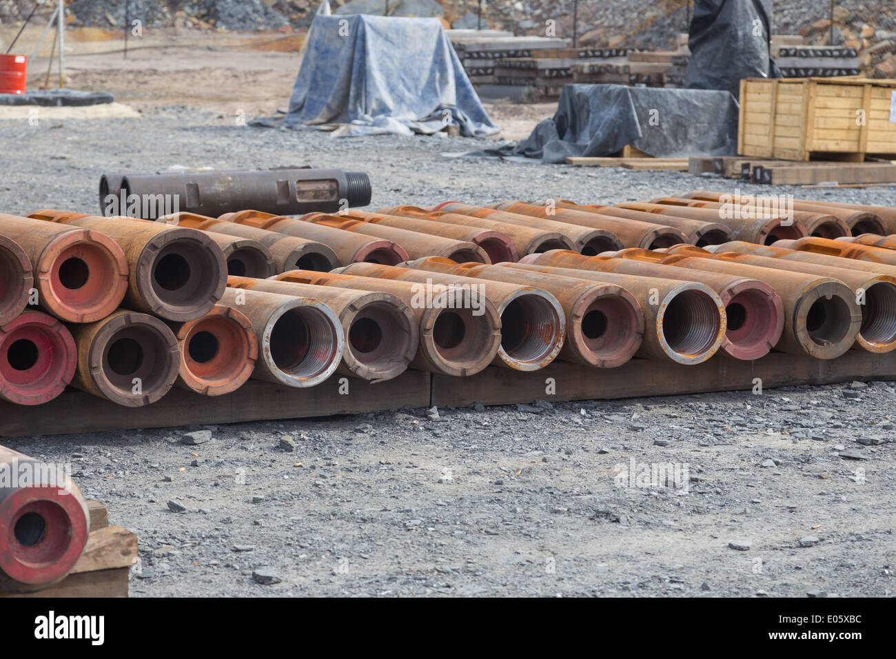 Di grande diametro aste di perforazione che stabilisce su blocchi di legno pronto per la perforazione di un raisebore foro pilota Foto Stock