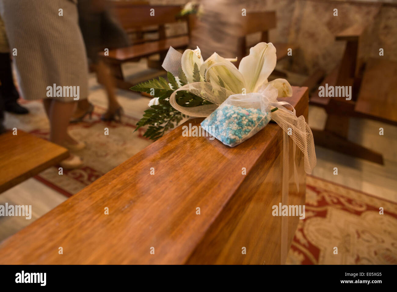 Bustina di blu e bianco il riso pronto a buttare via dopo una cerimonia di nozze Foto Stock