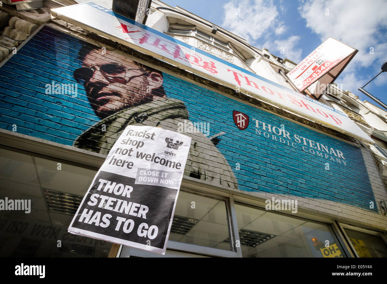 North Finchley, Londra, Regno Unito. Il 3 maggio 2014. Thor Steinar di estrema destra protesta negozio da anti-fascisti nel nord di Londra Credito: Guy Corbishley/Alamy Live News Foto Stock