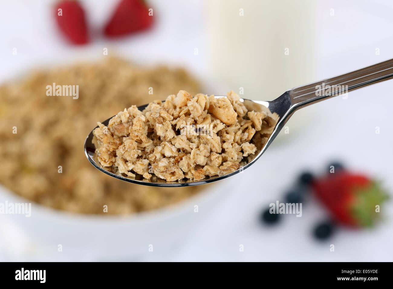 Una sana cereali su un cucchiaio per la prima colazione Foto Stock