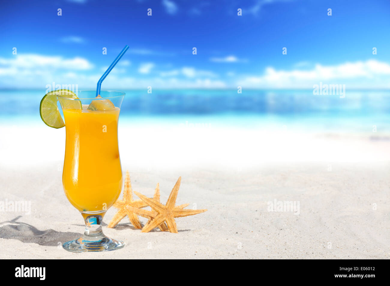 Cocktail di frutta e Starfishes sulla spiaggia con molto spazio di copia per il testo Foto Stock