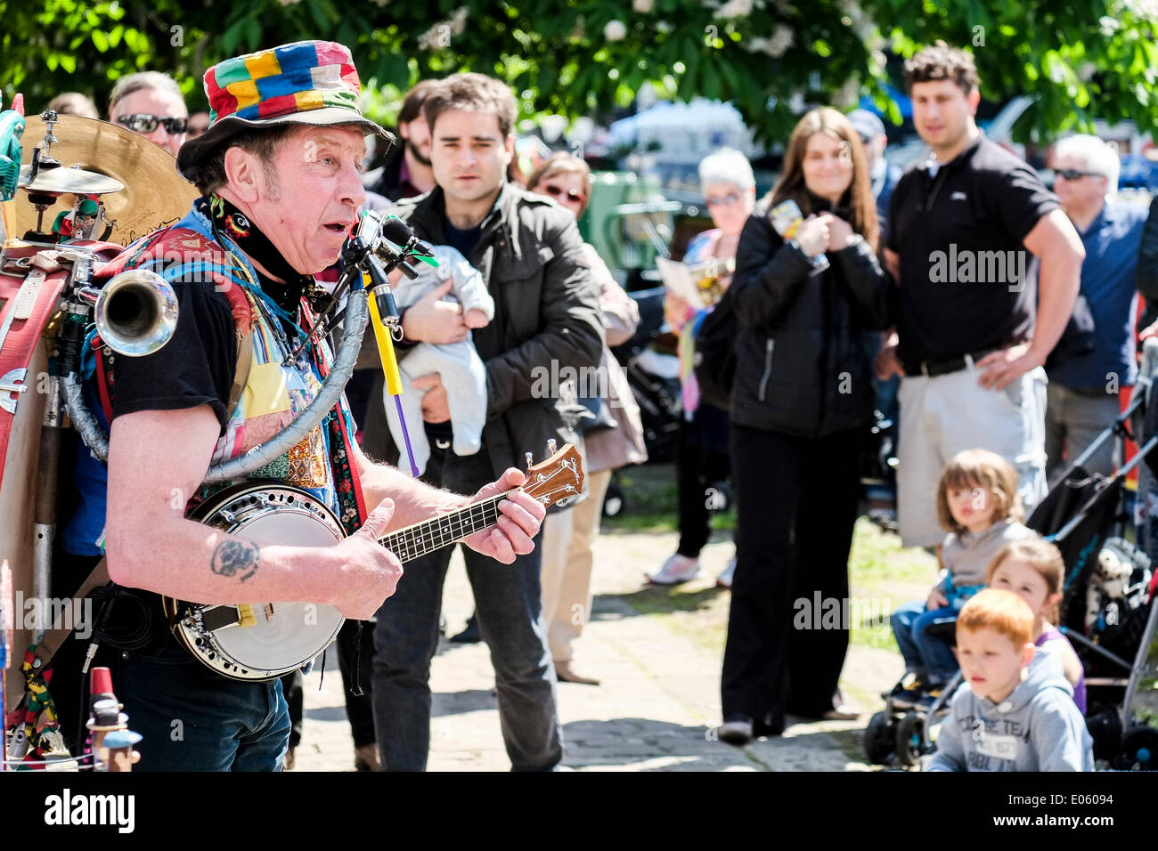 Little Venice, Londra, Regno Unito. 3 maggio 2014. Chucklefoot One Man Band intrattiene la folla durante la celebrazione annuale di Canalway Cavalcade. Il festival è organizzato dalla Inland Waterways Association e si svolge durante il week-end di vacanze del giorno di maggio a Little Venice, Paddington, Londra. Oltre 100 colorate barche sul canale sono presenti a questo evento tradizionale. Fotografo: Gordon Scammell/Alamy Live News Foto Stock