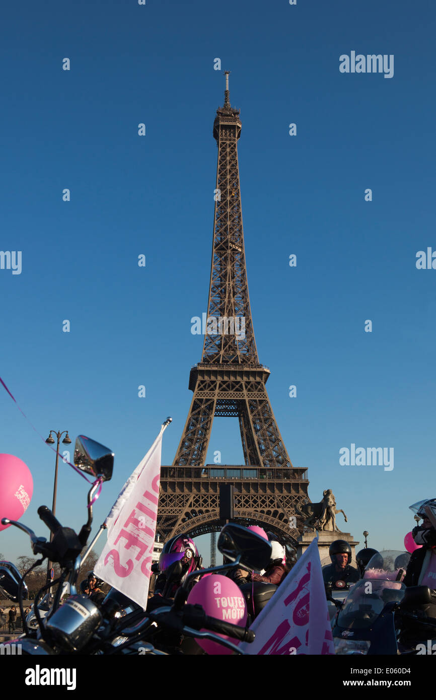La Journée internationale des droits des femmes est célébrée le 8 Mars. Capitale  della Francia, e turisti vista di Parigi, l'Europa Foto stock - Alamy