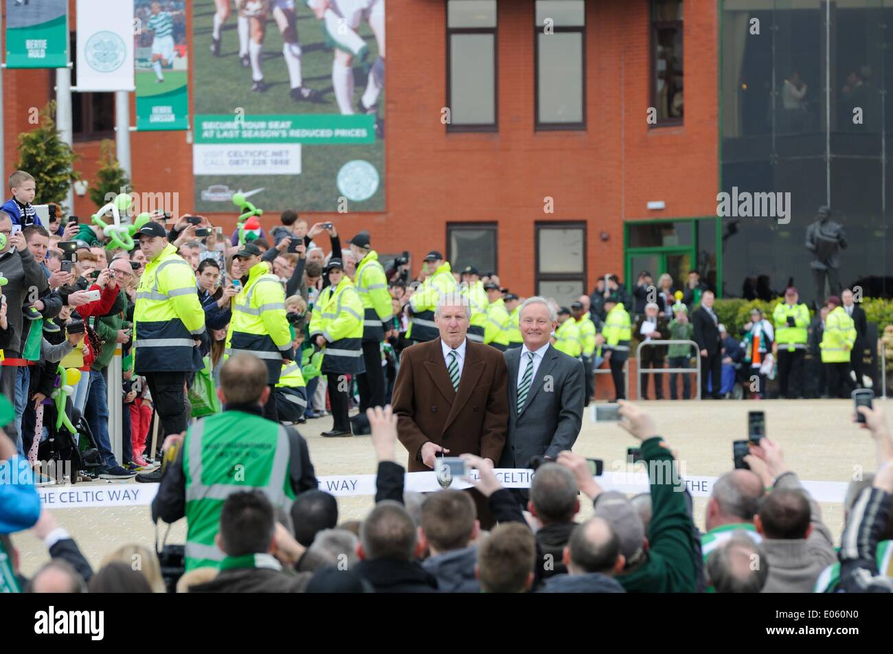 Glasgow, Scotland, Regno Unito. Il 3 maggio 2014. Celtic FC, celtica ventole sul modo celtico. Appassionati di musica celtica di provare il nuovo marciapiede fino allo stadio che è stato aperto ufficialmente oggi dal passato Celtic capitano Billy McNeill. Foto Stock