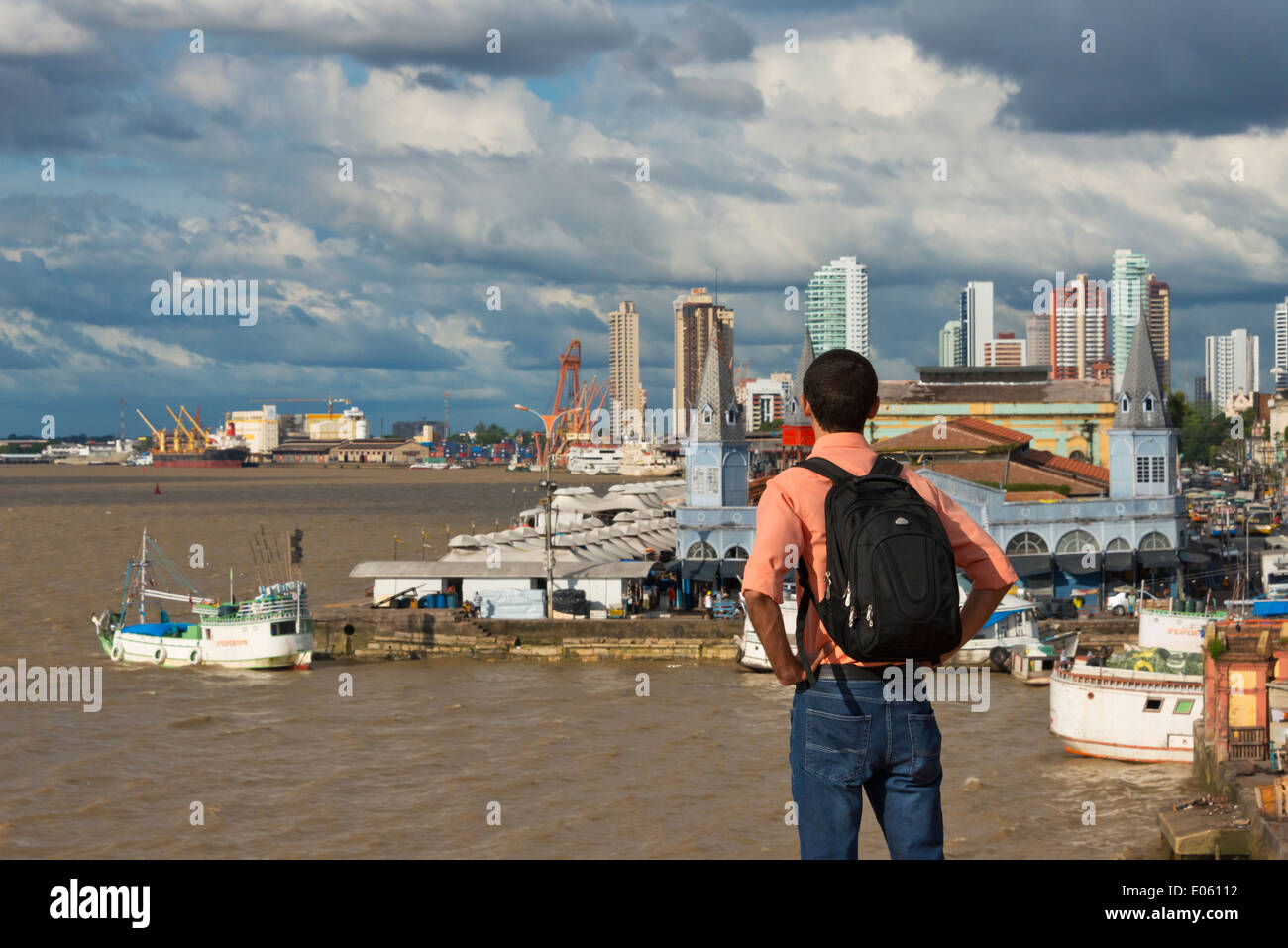 Tourist guardare il paesaggio dal fiume del Amazon dominata dal mercato del pesce, Belem, Para Stato, Brasile Foto Stock