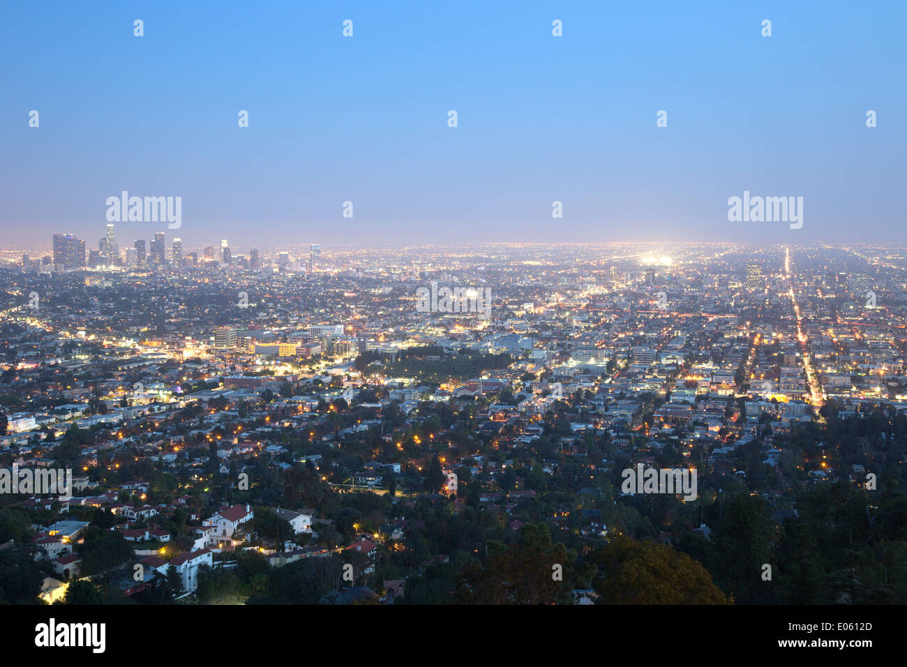 Los Angeles skyline della città e il centro cittadino di edifici di notte Foto Stock