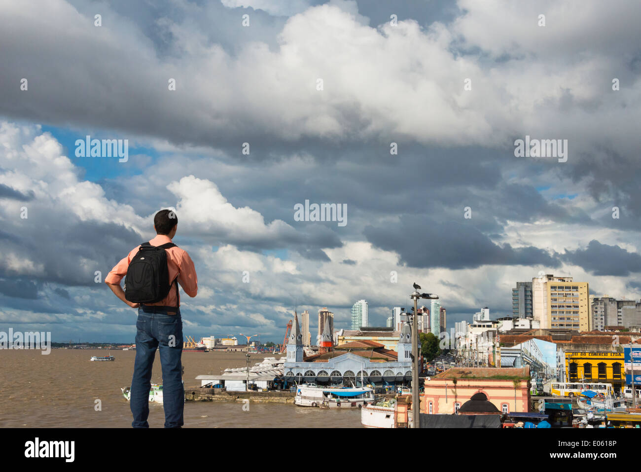 Tourist guardare il paesaggio dal fiume del Amazon dominata dal mercato del pesce, Belem, Para Stato, Brasile Foto Stock