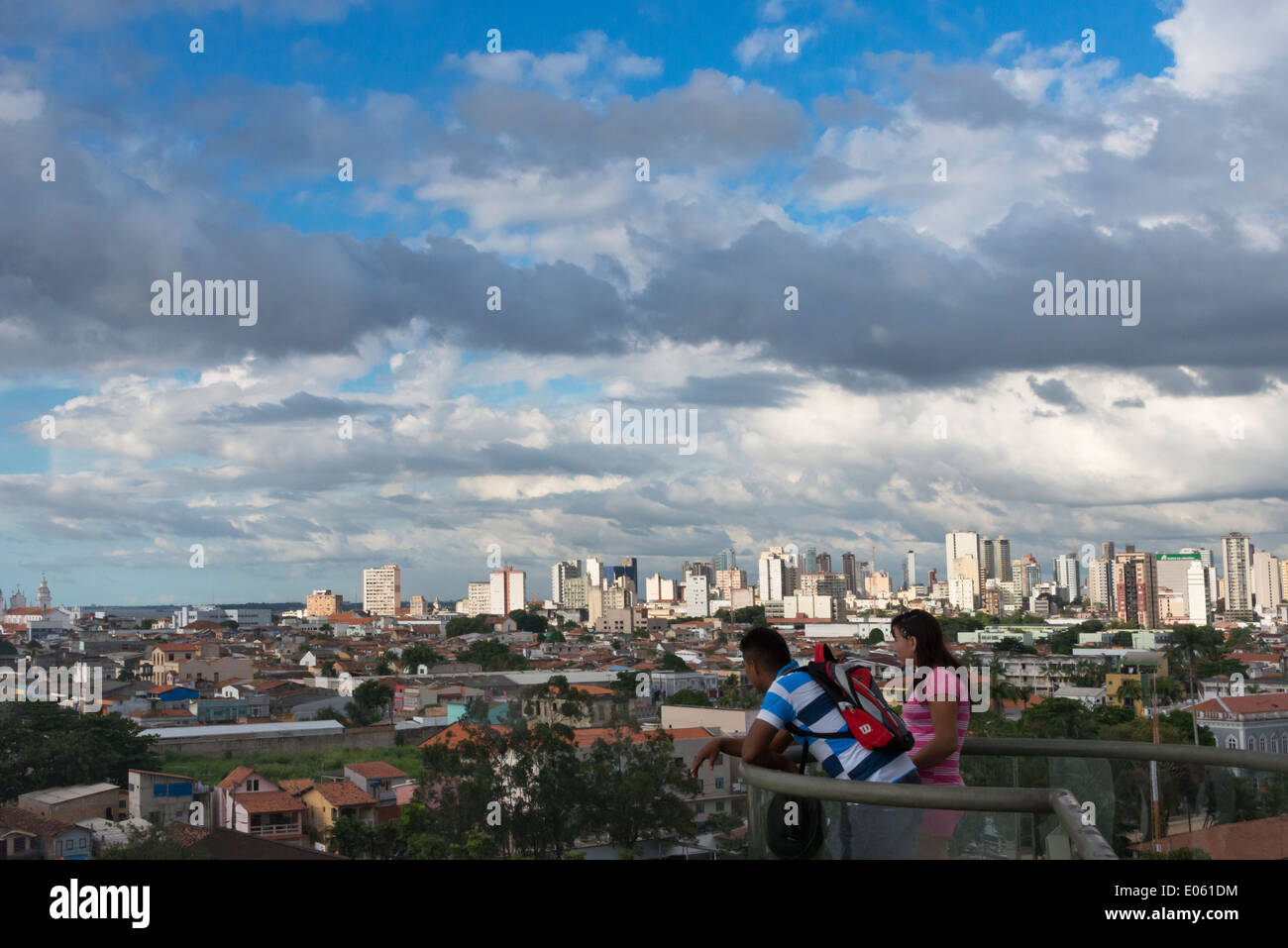 I turisti a guardare cityscape di Belem, Para Stato, Brasile Foto Stock