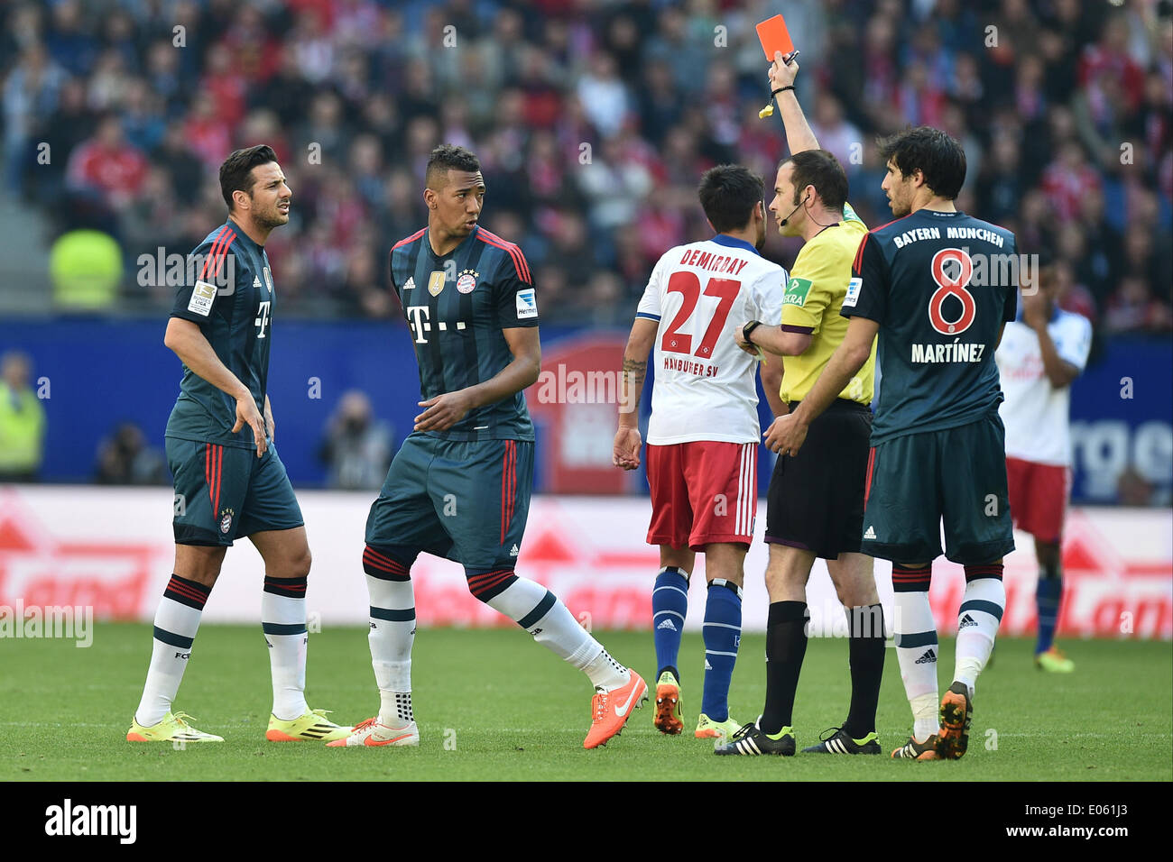 Hamburg, Amburgo, Deutschland. Il 3 maggio, 2014. Arbitro Marco Fritz mostra Jerome Boateng del Bayern rosso durante la Bundesliga match tra Hamburger SV e FC Bayern a Imtech-Arena il Maggio 03, 2014 ad Amburgo, in Germania. (Foto di Ulrich Roth) Credito: Ulrich Roth/NurPhoto/ZUMAPRESS.com/Alamy Live News Foto Stock