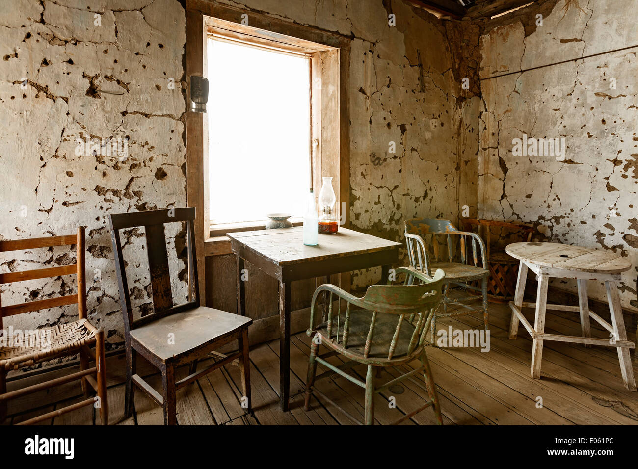 Tavoli e sedie, Murphy Saloon, Shakespeare ghost town (1800s), Lordsburg, Nuovo Messico USA Foto Stock