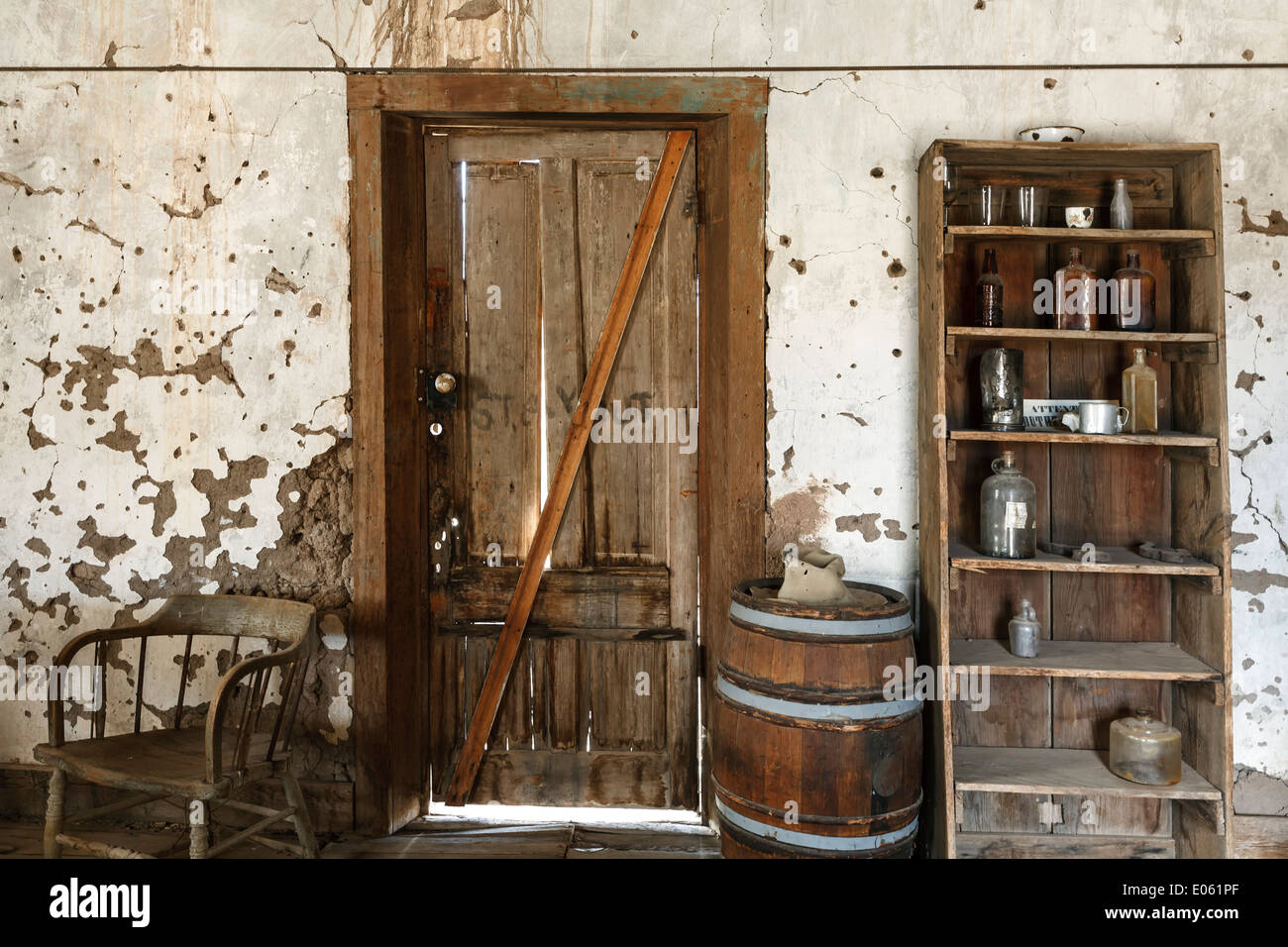 Porta e ripiani con bottiglie, Murphy Saloon, Shakespeare ghost town (1800s), Lordsburg, Nuovo Messico USA Foto Stock