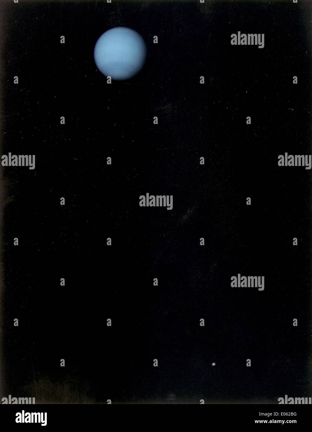 Voyager 2 della NASA ha catturato immagini di Nettuno e della sua luna Tritone, fornendo importanti dati sui pianeti esterni del nostro sistema solare, ampliando la nostra comprensione dell'atmosfera di Nettuno e della superficie ghiacciata di Tritone. Foto Stock