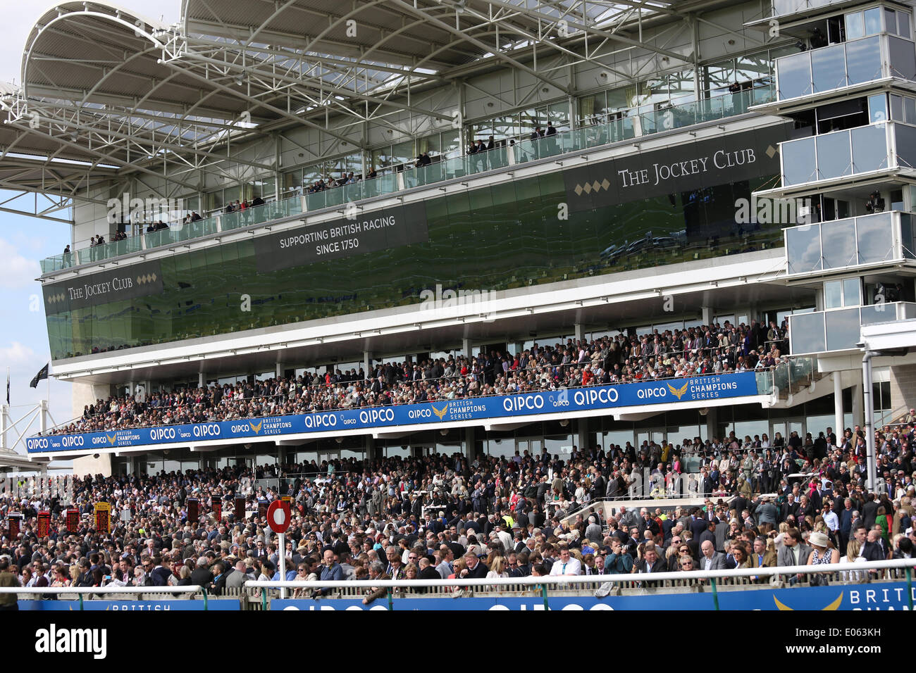 Newmarket, Regno Unito. 03 Maggio, 2014. La folla in tribuna Millenium durante il 2014 Guinea Festival da Newmarket. Credito: Azione Sport Plus/Alamy Live News Foto Stock