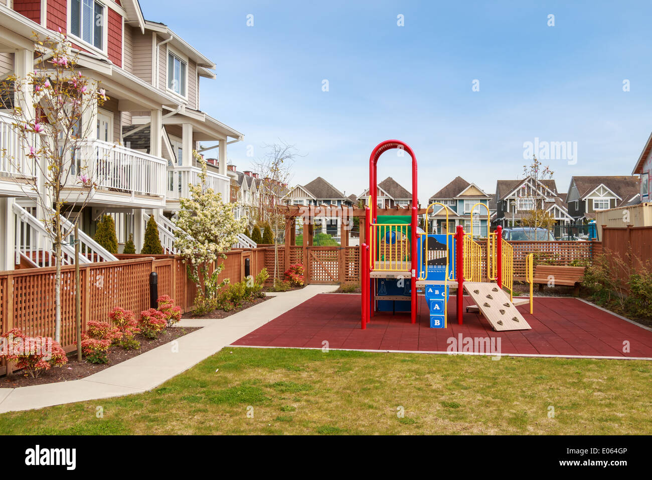 Un grande colorato parco giochi per bambini apparecchiature nel complesso di appartamenti. Foto Stock