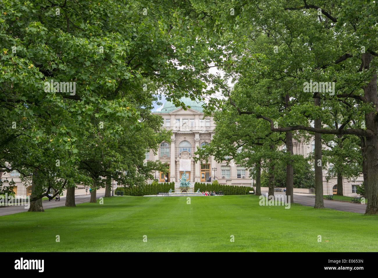 Tree Ailee che conduce alla fontana della vita e la libreria Mertz a New York al Giardino Botanico, Bronx, NY, STATI UNITI D'AMERICA Foto Stock