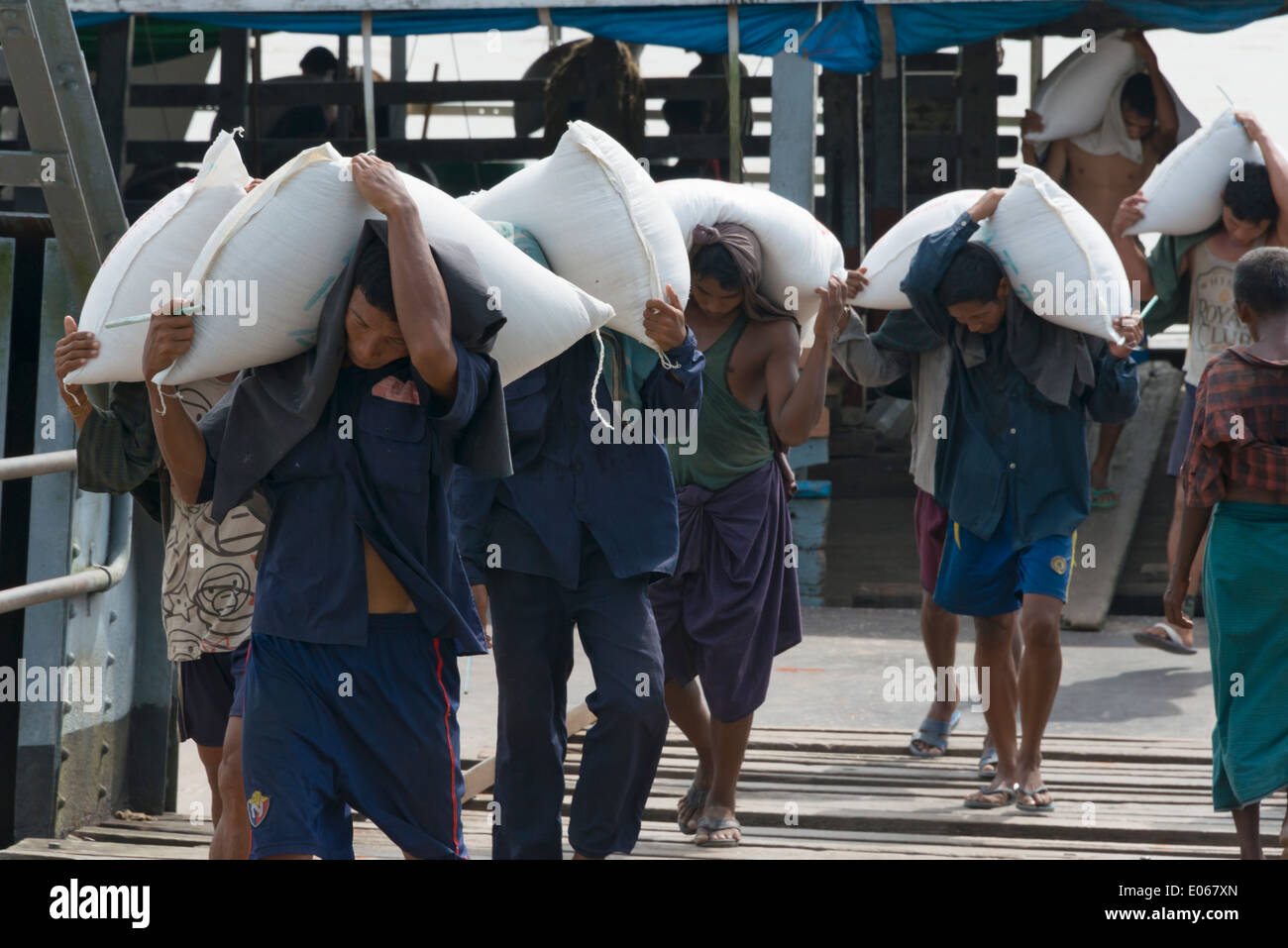 Facchini sul dock, Yangon, Myanmar Foto Stock