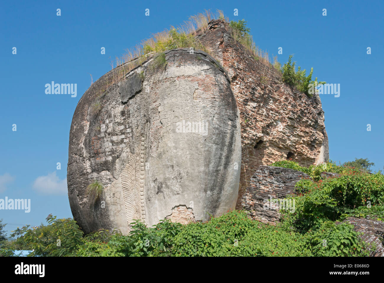 Corpo di un enorme scultura lion distrutta dal terremoto, Mingun, Myanmar Foto Stock
